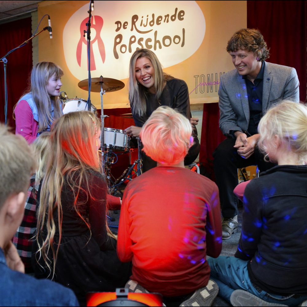 Bezoek koningin Máxima 002 HMK Máxima praat met leerlingen van De Rijdende Popschool in Garmerwolde